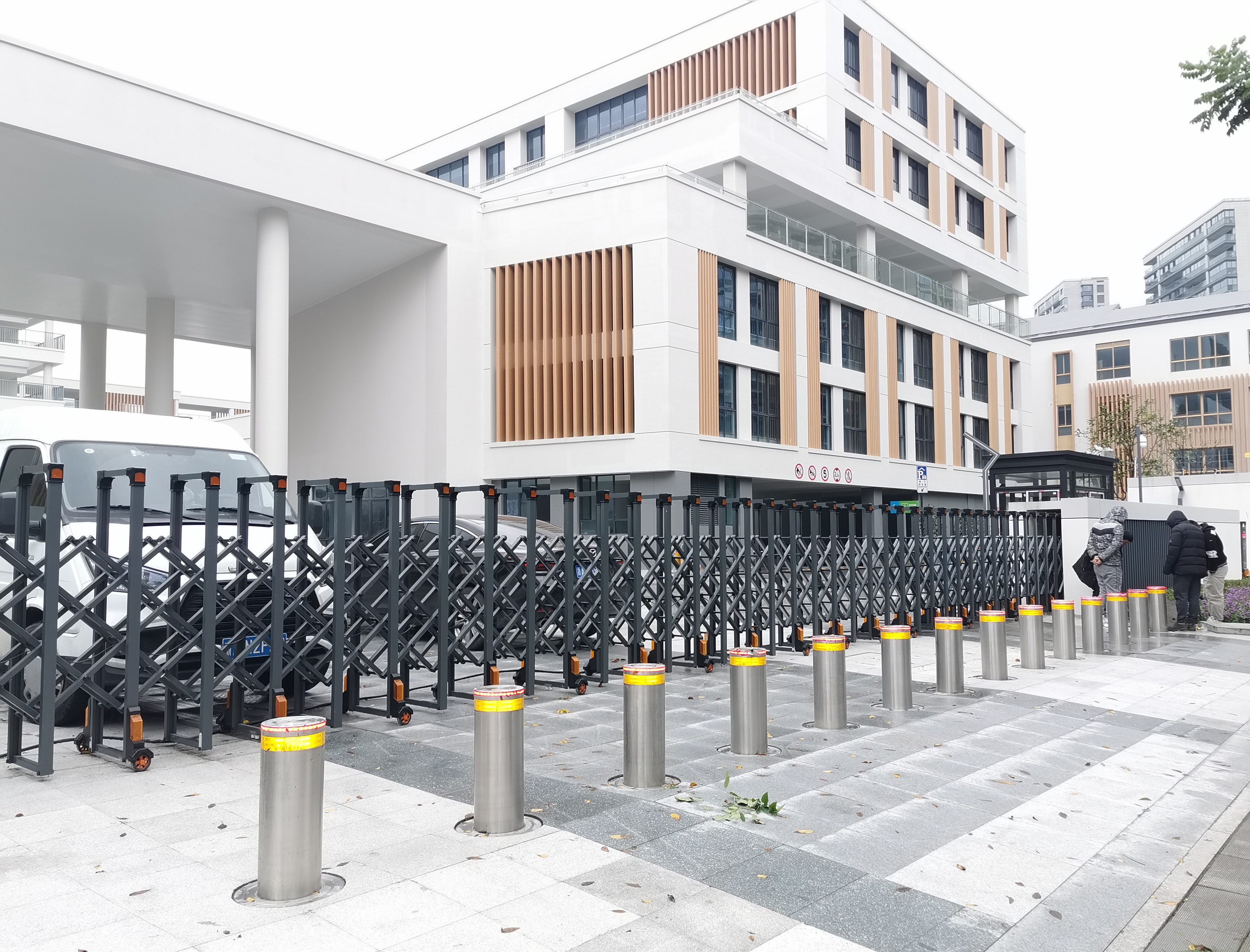 防冲撞升降柱入驻校园，筑牢校园“安全门”